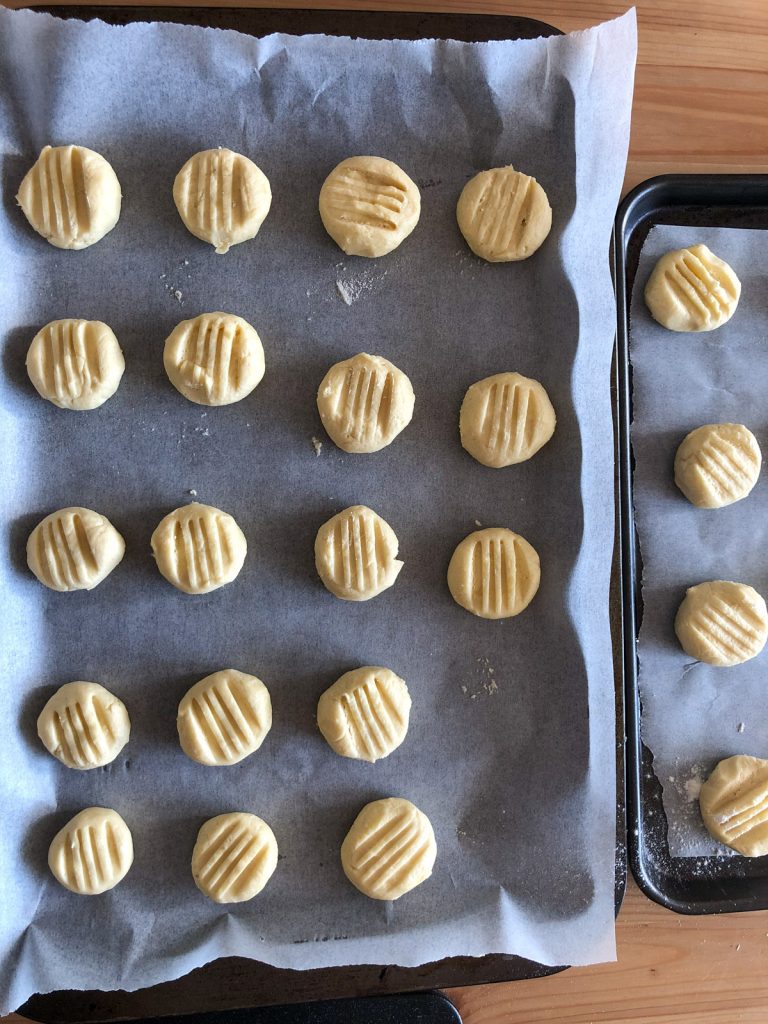 A tray of unbaked melting moments biscuits.