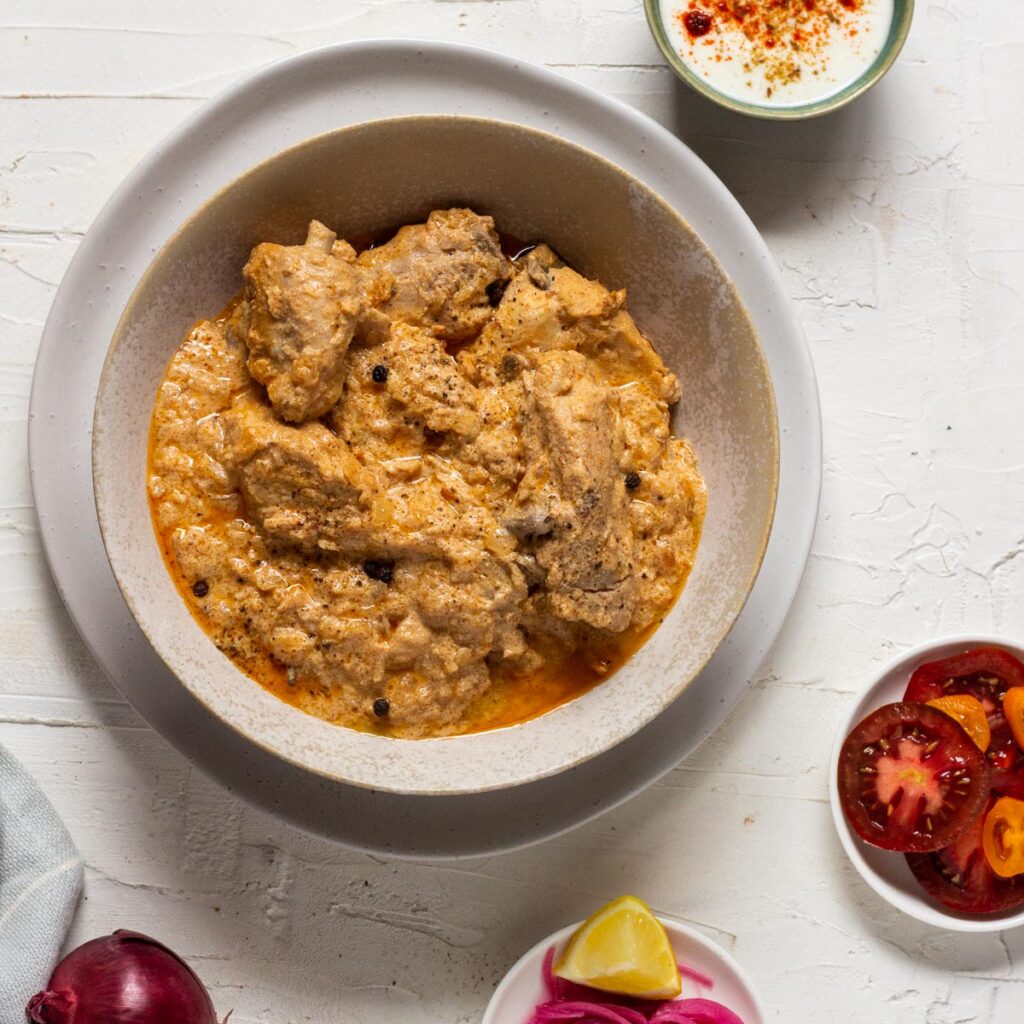 A bowl of chicken curry in a bowl.